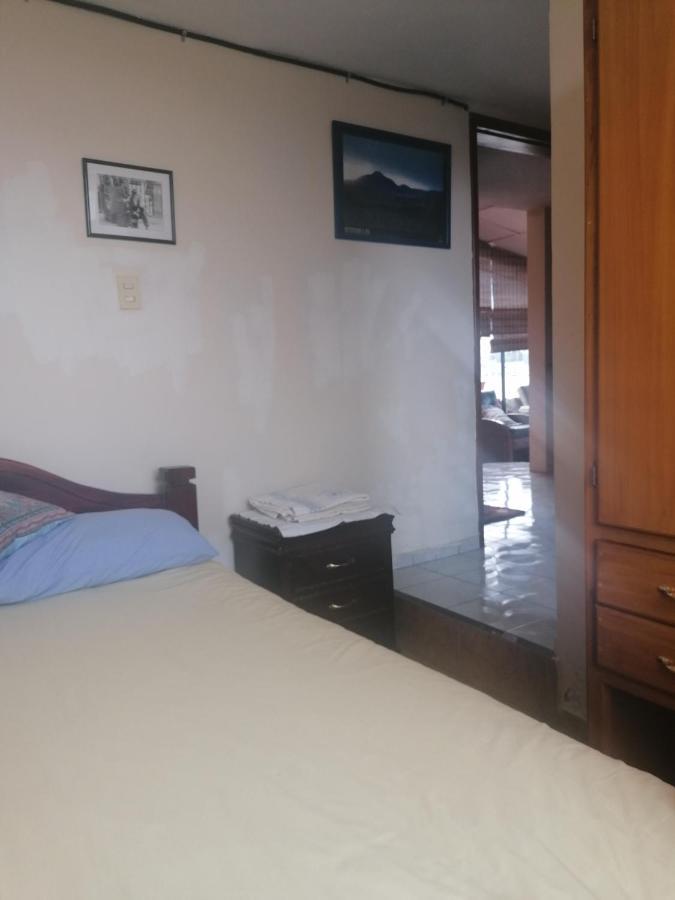 The Quito Guest House With Yellow Balconies For Travellers ภายนอก รูปภาพ