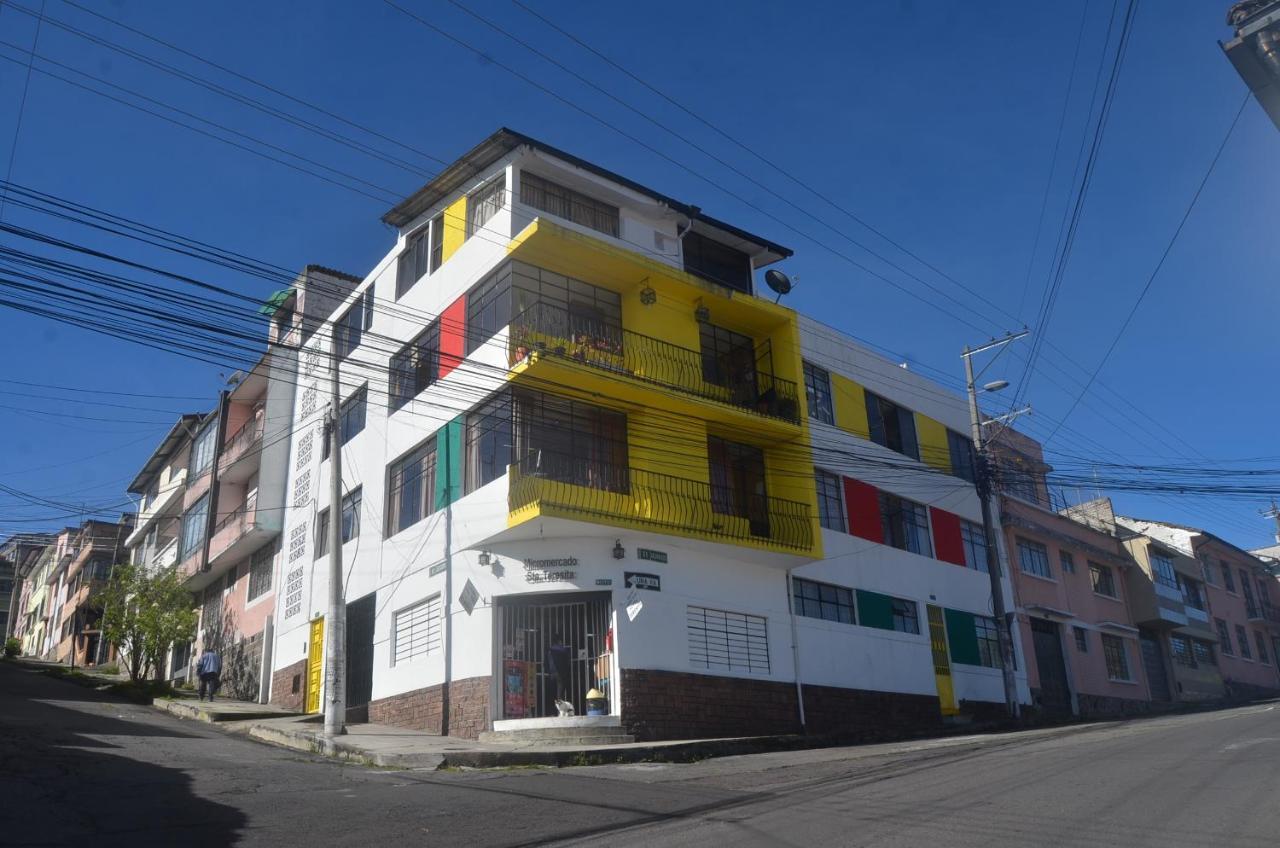 The Quito Guest House With Yellow Balconies For Travellers ภายนอก รูปภาพ