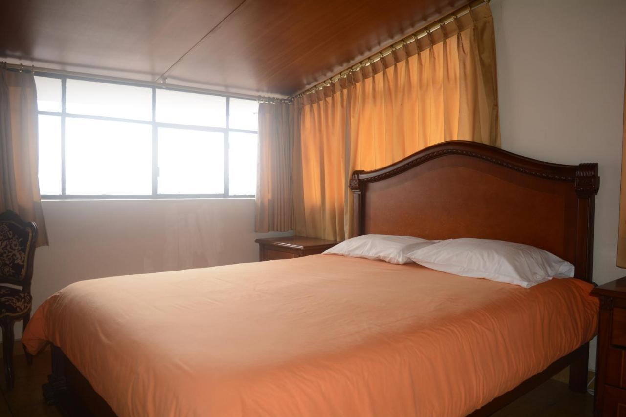 The Quito Guest House With Yellow Balconies For Travellers ภายนอก รูปภาพ