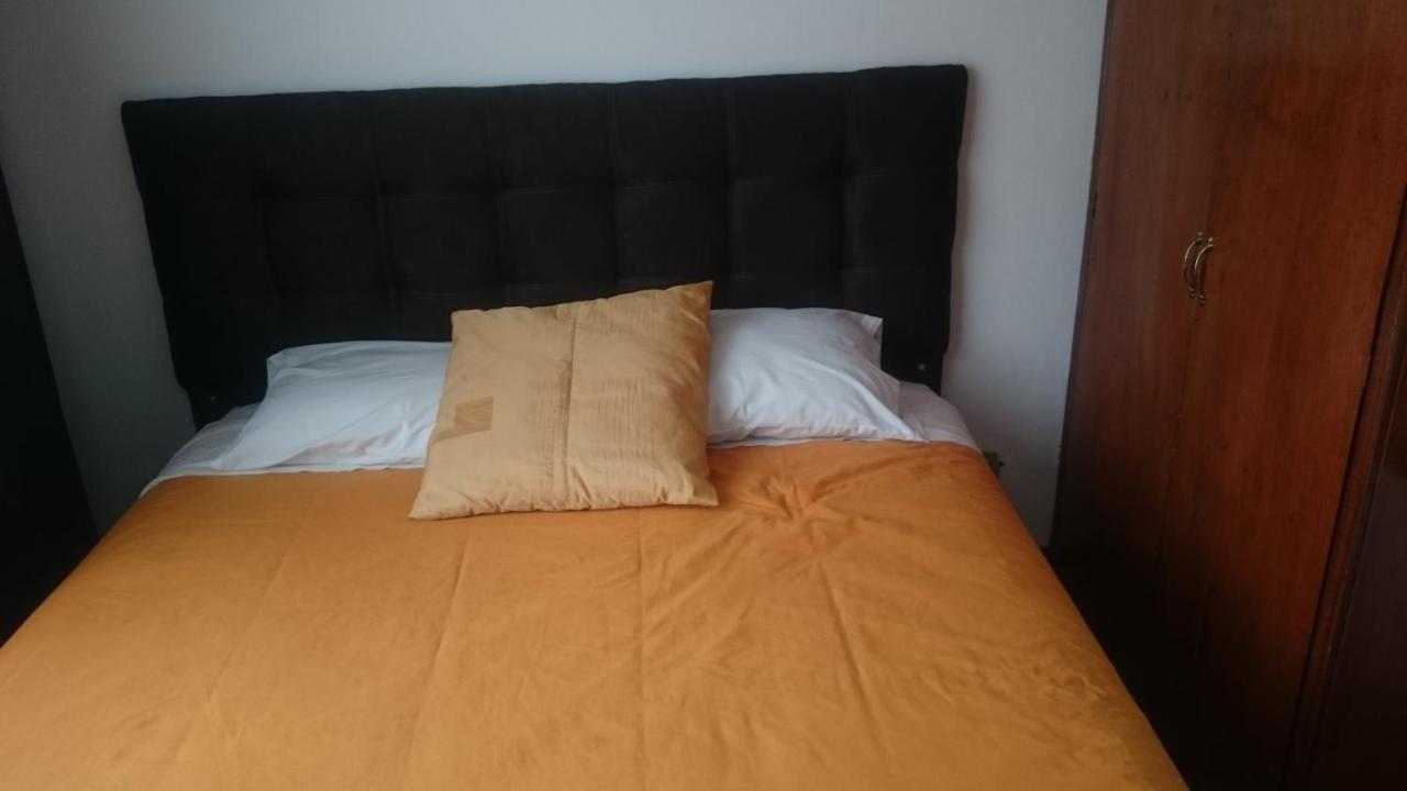The Quito Guest House With Yellow Balconies For Travellers ภายนอก รูปภาพ