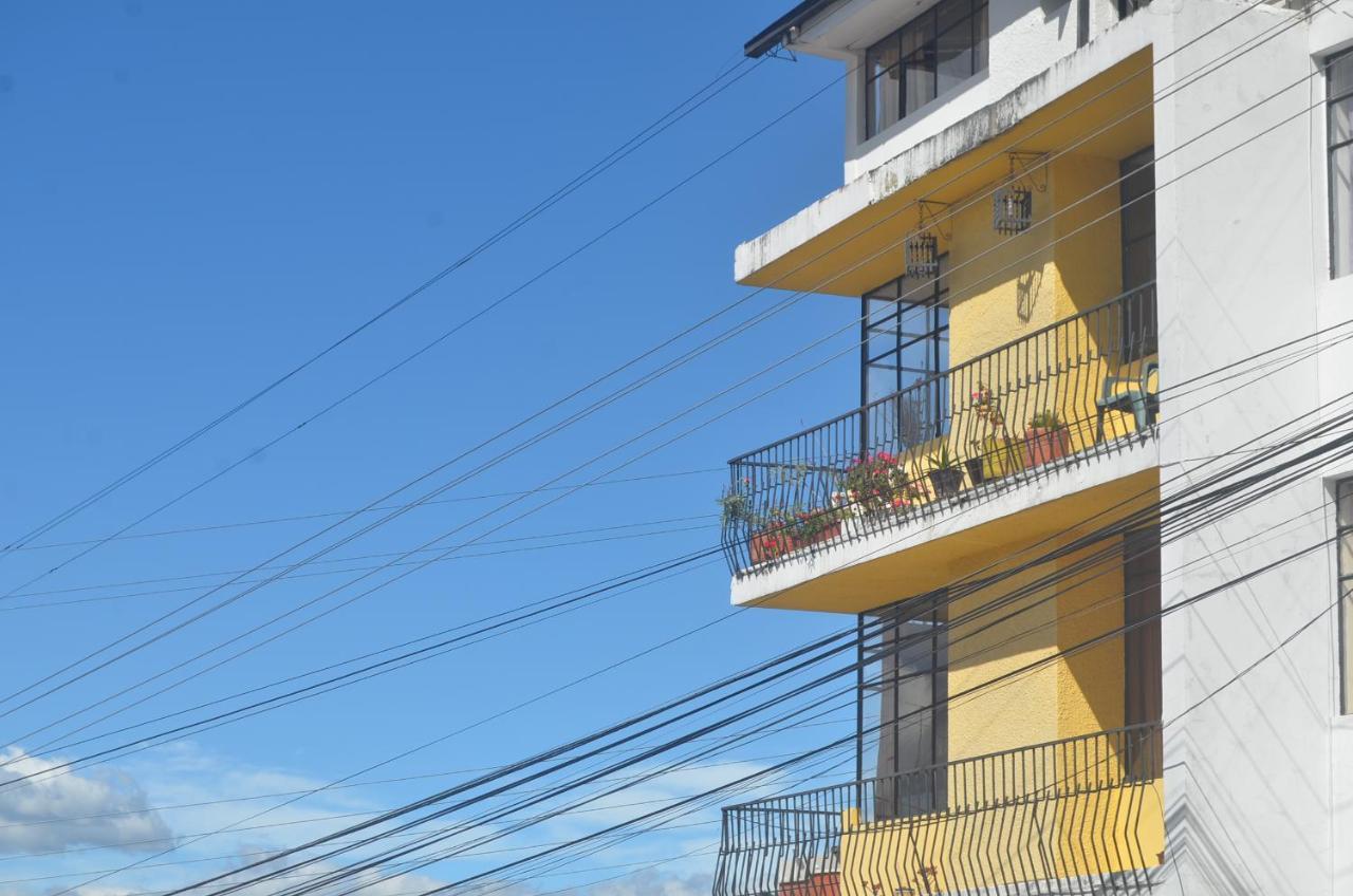 The Quito Guest House With Yellow Balconies For Travellers ภายนอก รูปภาพ