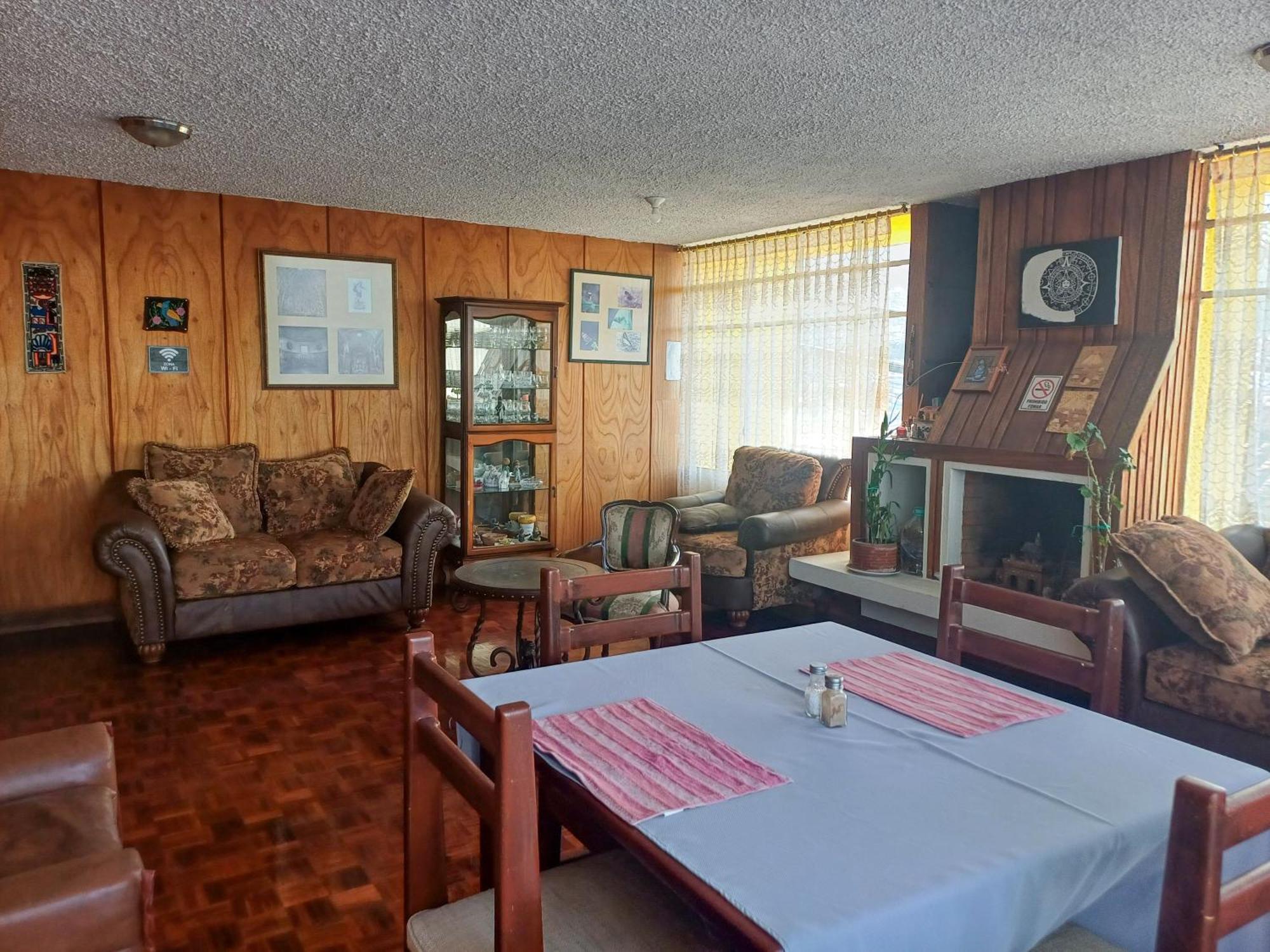 The Quito Guest House With Yellow Balconies For Travellers ภายนอก รูปภาพ