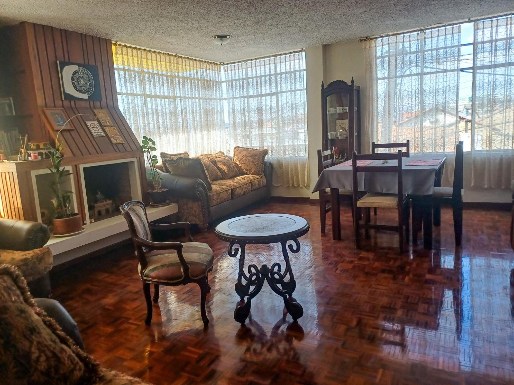 The Quito Guest House With Yellow Balconies For Travellers ภายนอก รูปภาพ