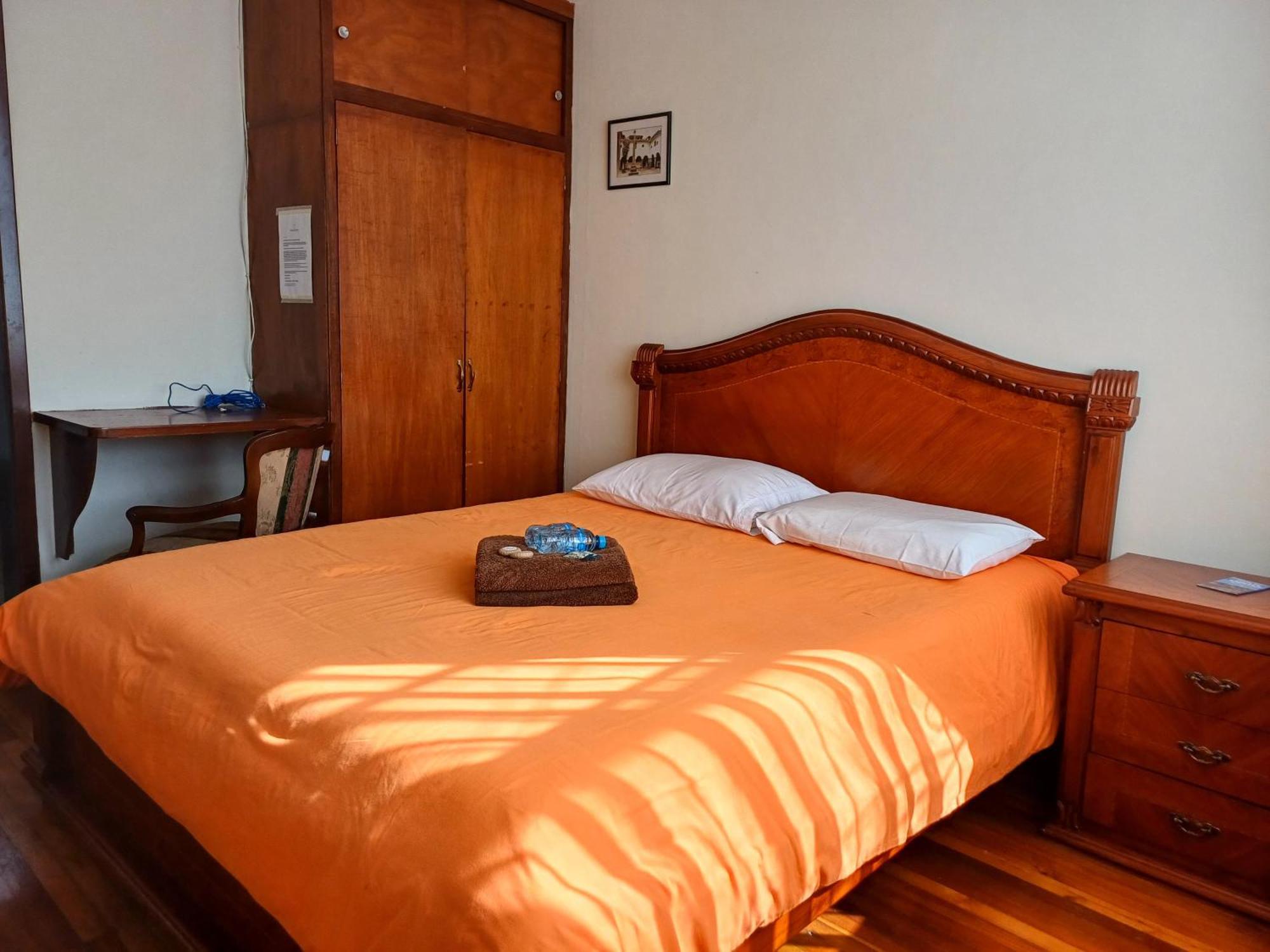 The Quito Guest House With Yellow Balconies For Travellers ภายนอก รูปภาพ