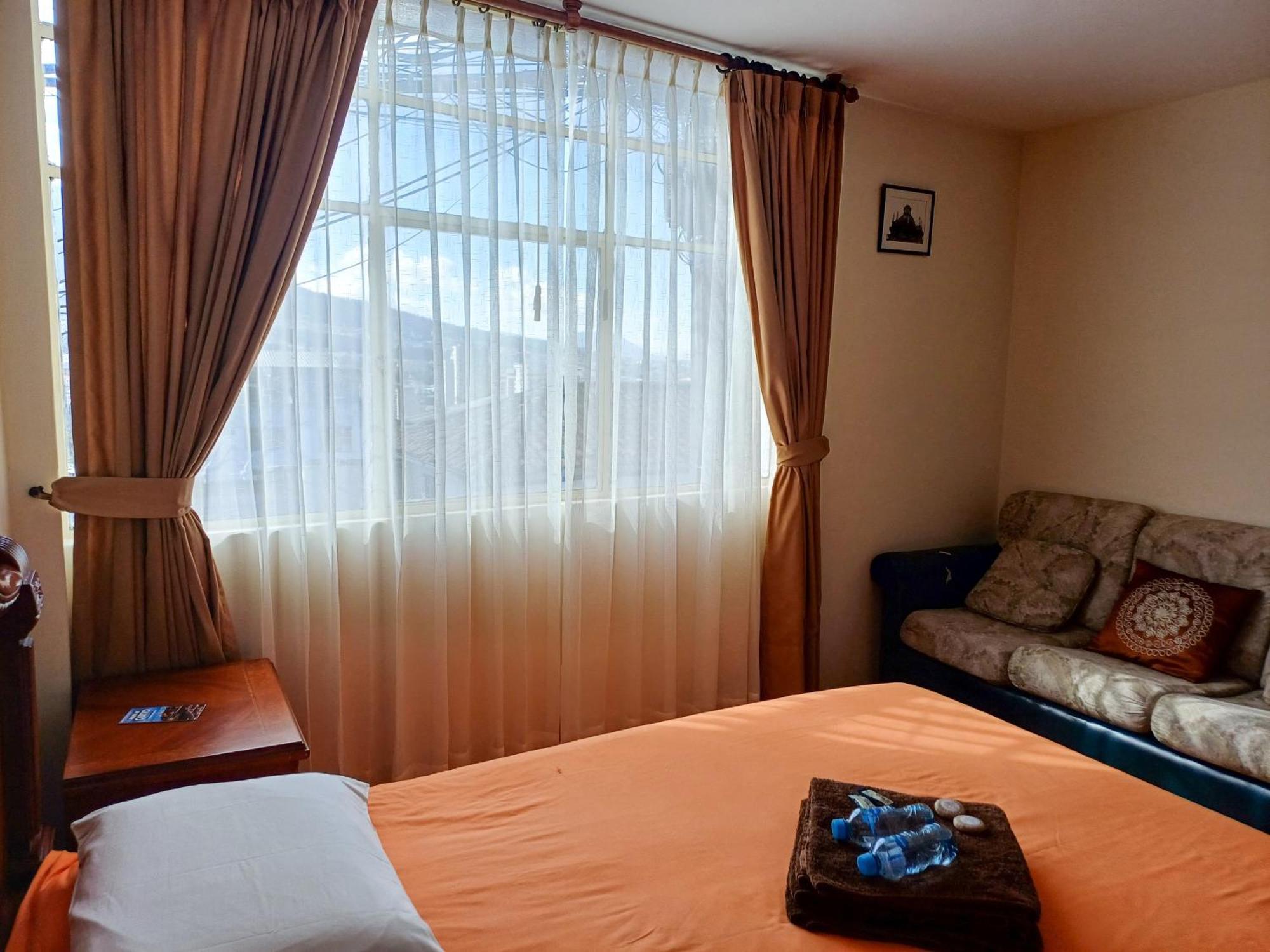 The Quito Guest House With Yellow Balconies For Travellers ภายนอก รูปภาพ