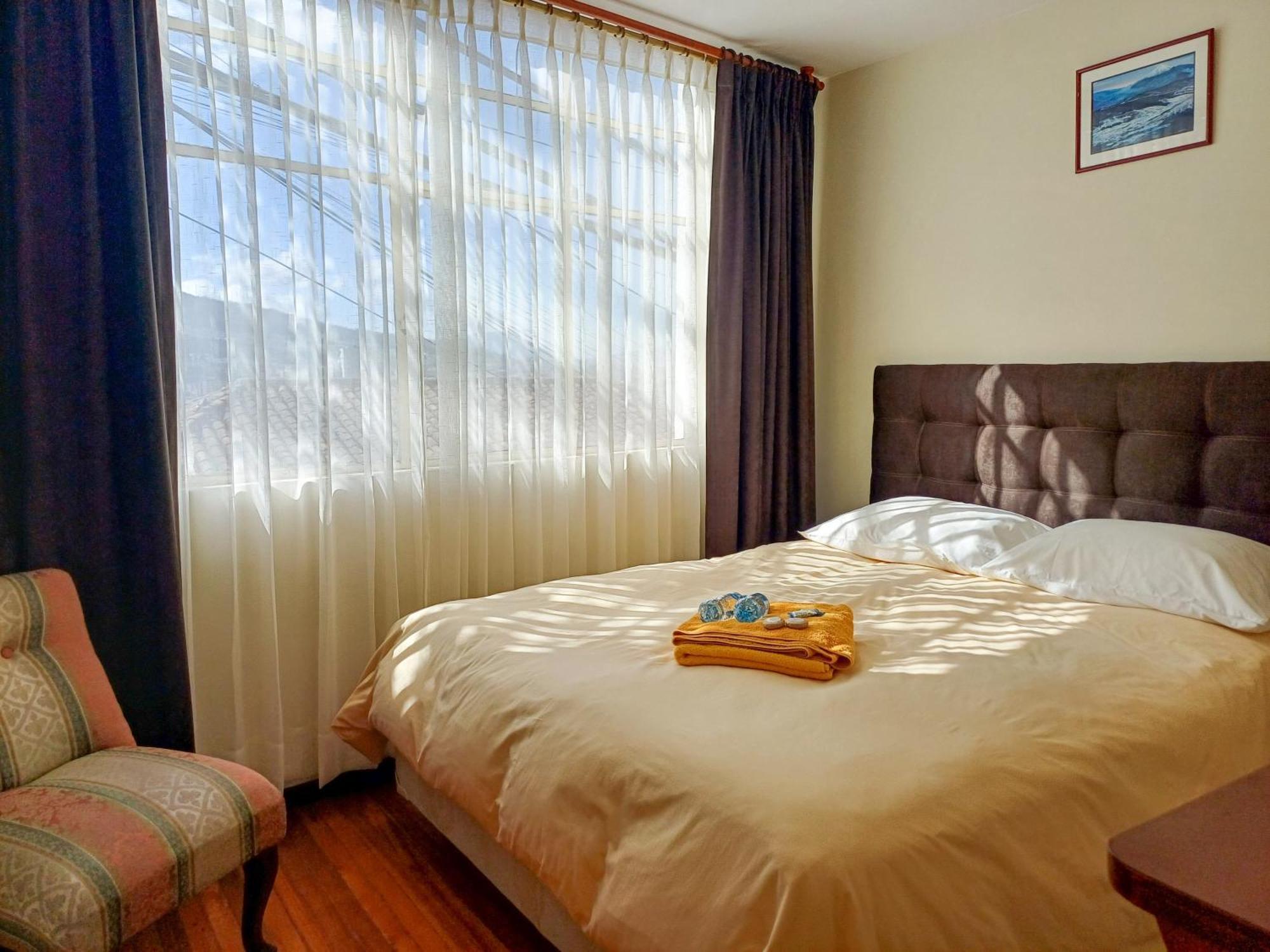 The Quito Guest House With Yellow Balconies For Travellers ภายนอก รูปภาพ
