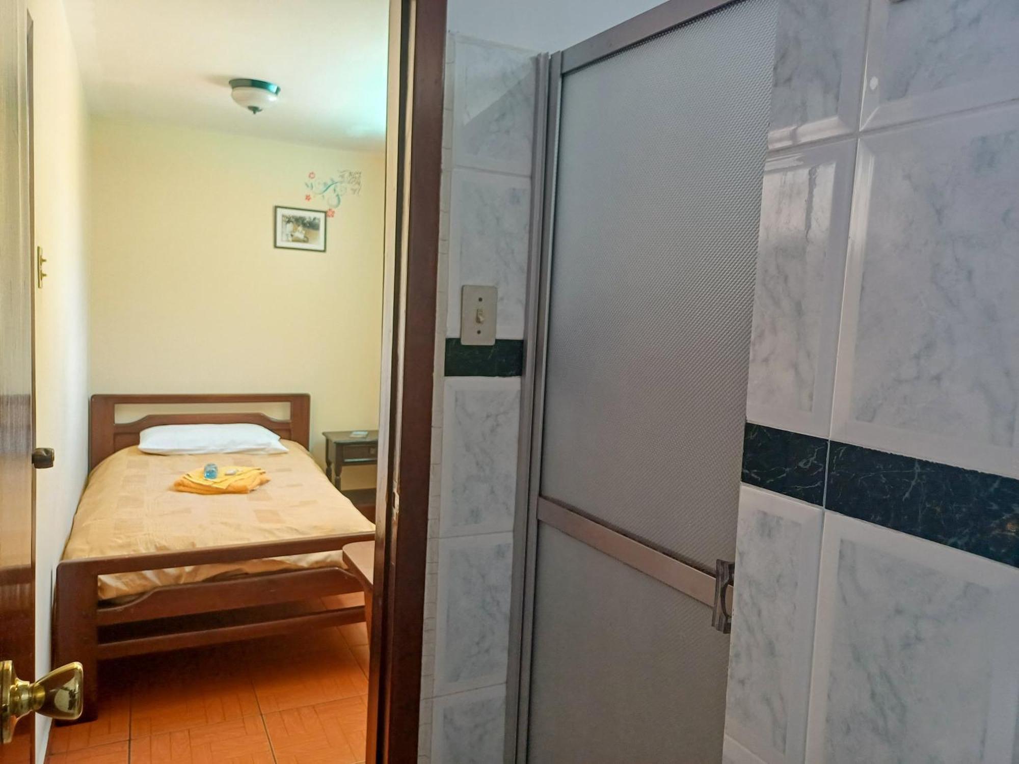 The Quito Guest House With Yellow Balconies For Travellers ภายนอก รูปภาพ