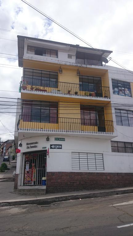The Quito Guest House With Yellow Balconies For Travellers ภายนอก รูปภาพ