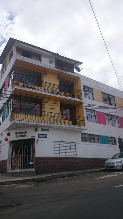 The Quito Guest House With Yellow Balconies For Travellers ภายนอก รูปภาพ