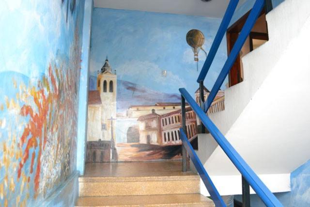 The Quito Guest House With Yellow Balconies For Travellers ภายนอก รูปภาพ