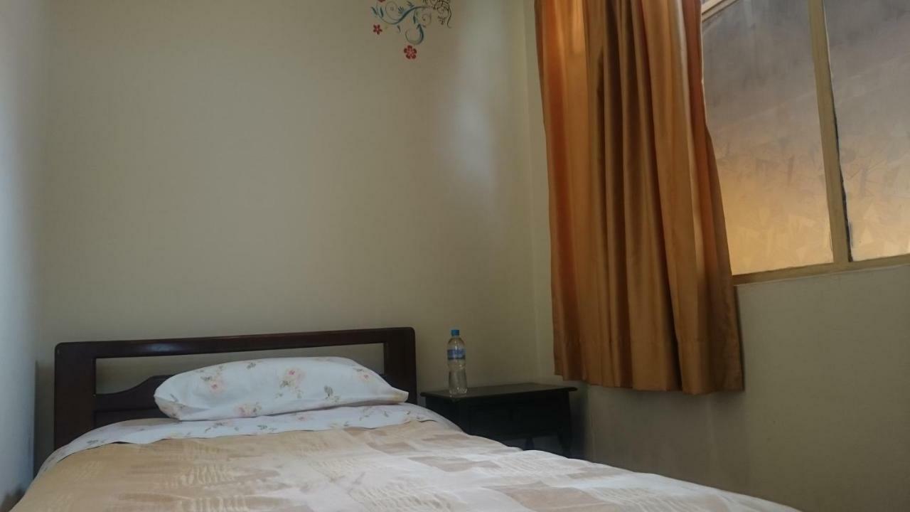 The Quito Guest House With Yellow Balconies For Travellers ภายนอก รูปภาพ